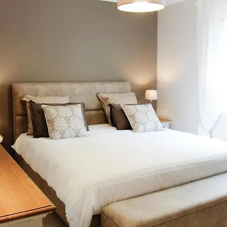 3 Bedroom Gorgeous In Les Angles Les Angles (Gard)